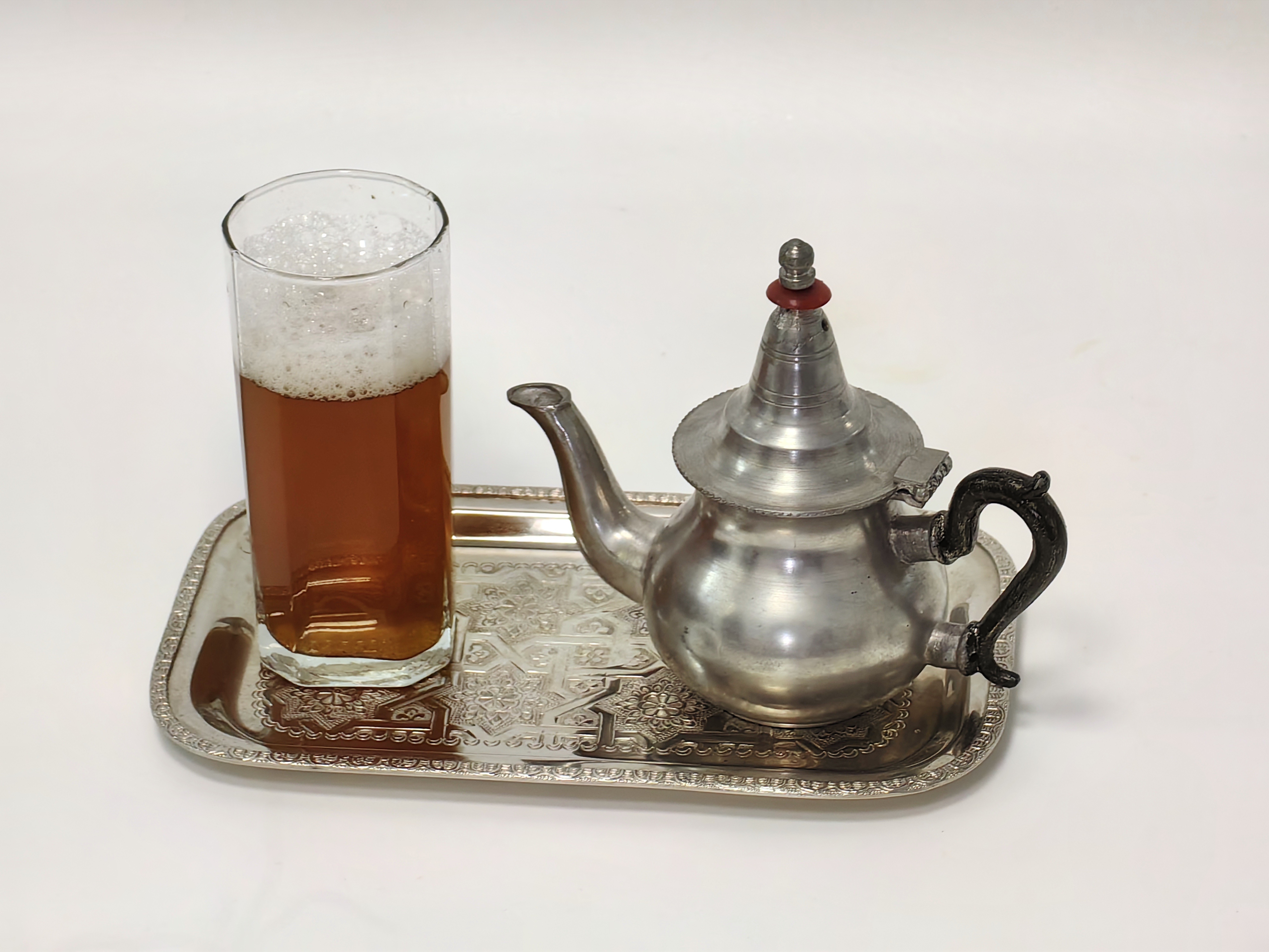 chun mee tea soup have rich foams and soup color is red brown after boiling add sugar
